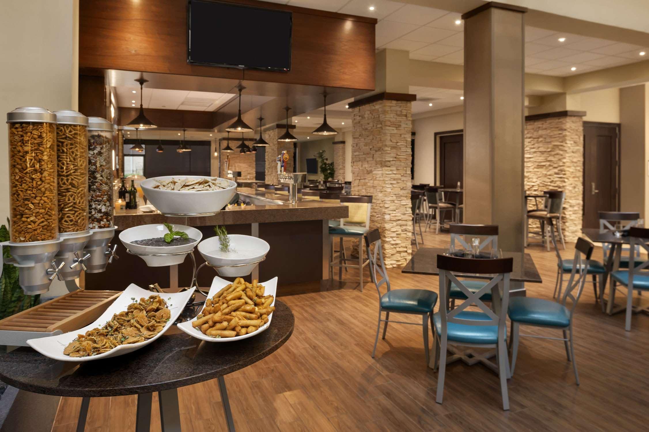 Embassy Suites By Hilton Dallas Market Center Restaurace fotografie