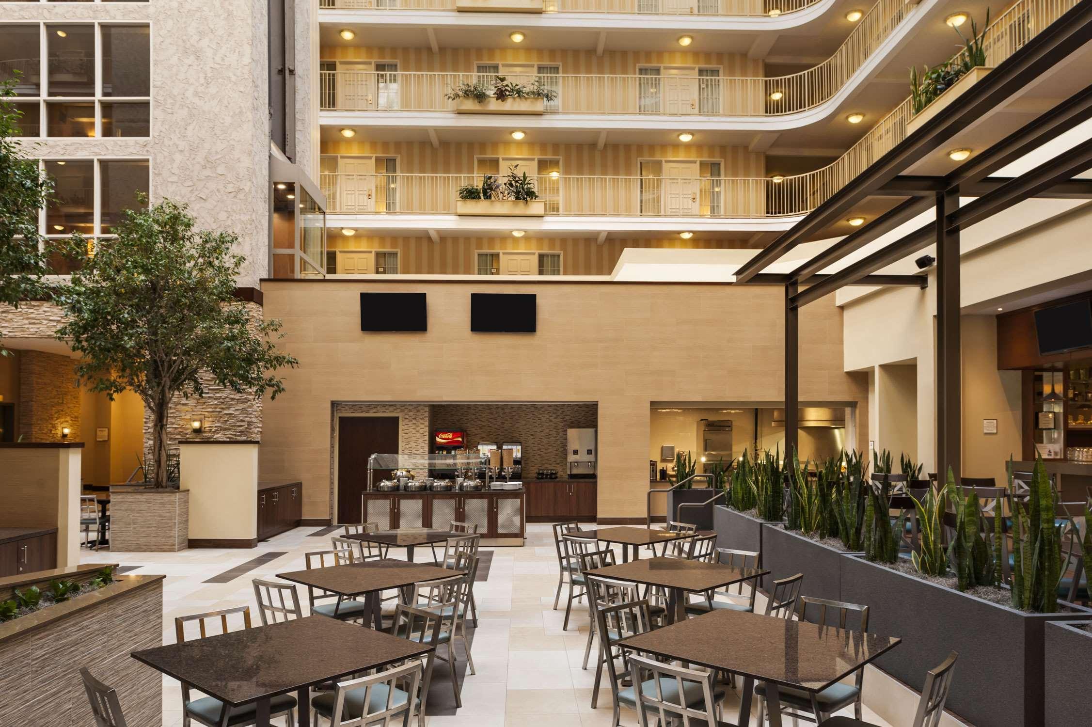 Embassy Suites By Hilton Dallas Market Center Restaurace fotografie