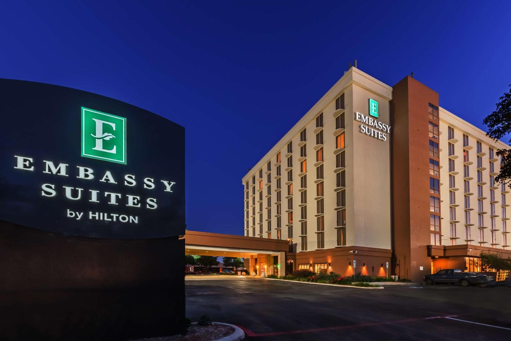 Embassy Suites By Hilton Dallas Market Center Exteriér fotografie