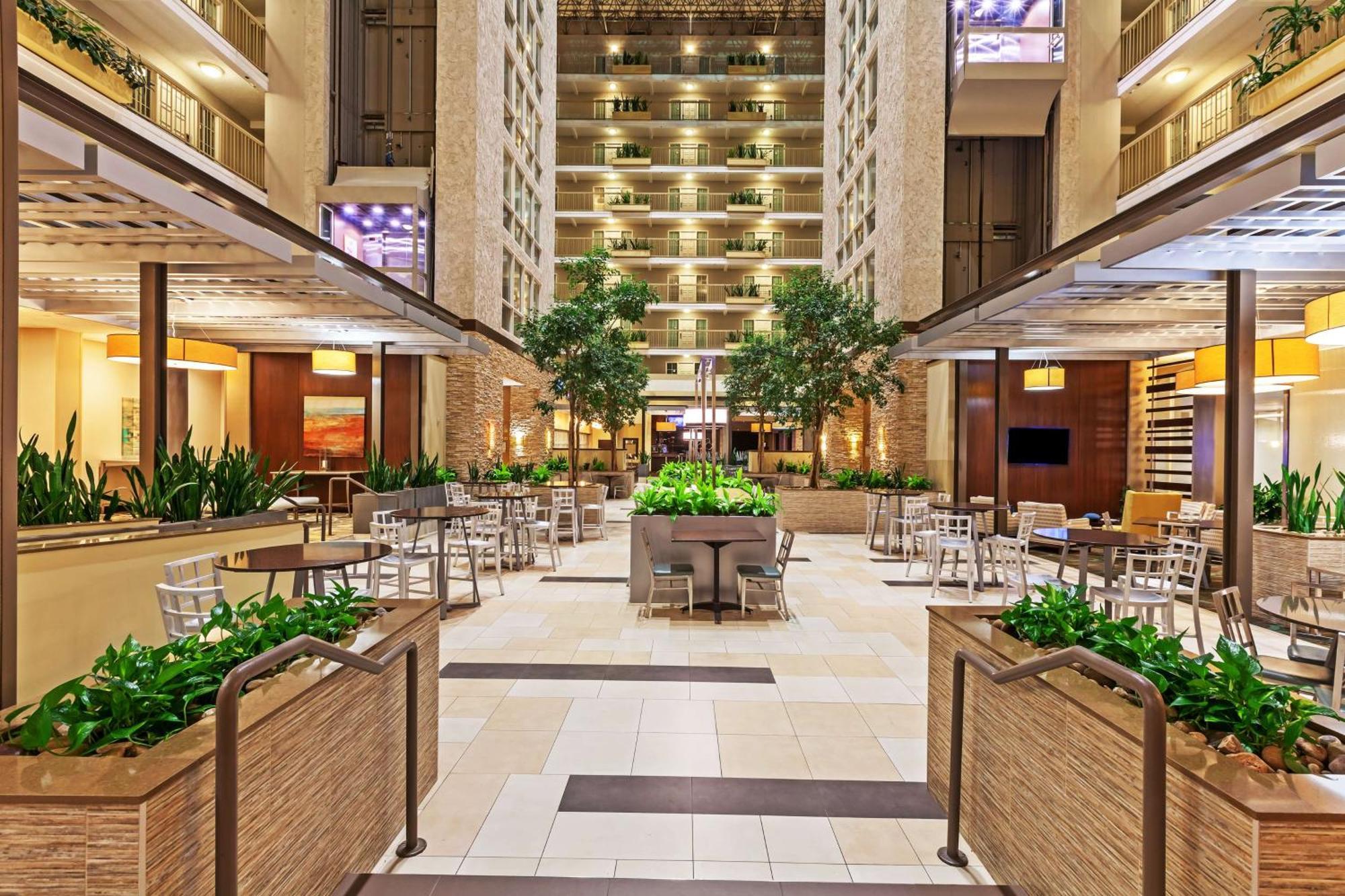 Embassy Suites By Hilton Dallas Market Center Exteriér fotografie